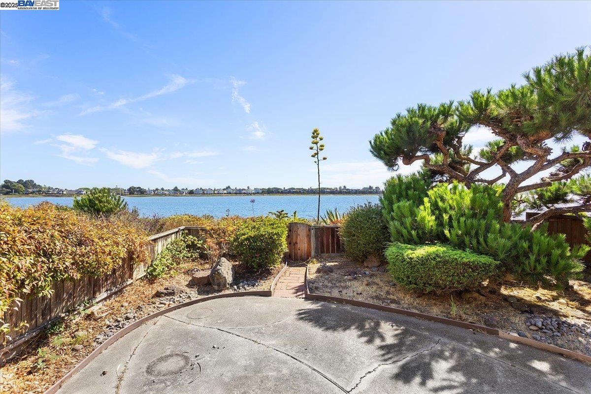 2904 Bayview Dr