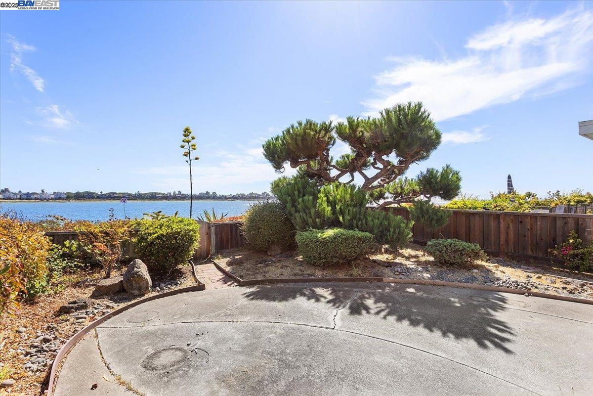 2904 Bayview Dr