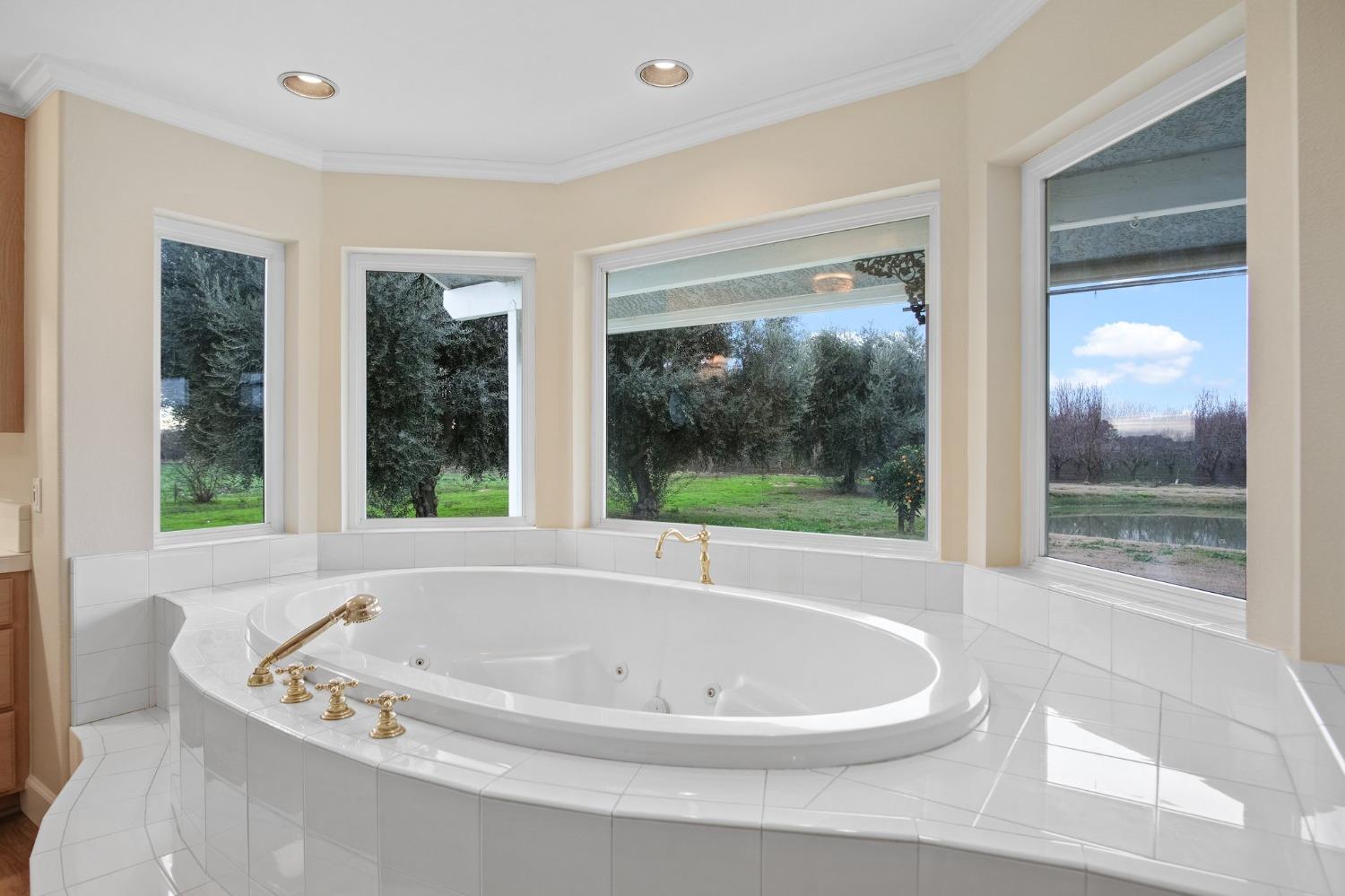 5837 N BERKELEY Avenue