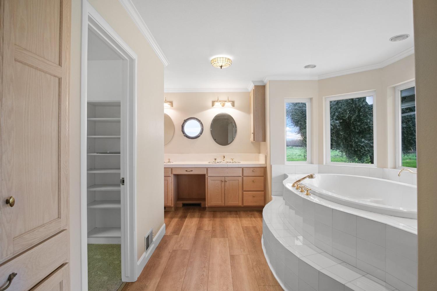 5837 N BERKELEY Avenue