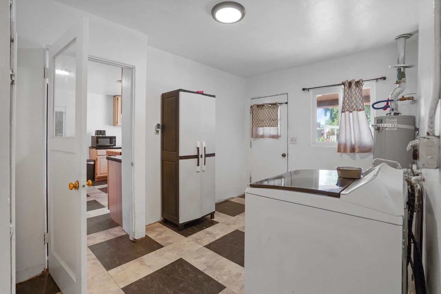 93 E Syracuse Avenue