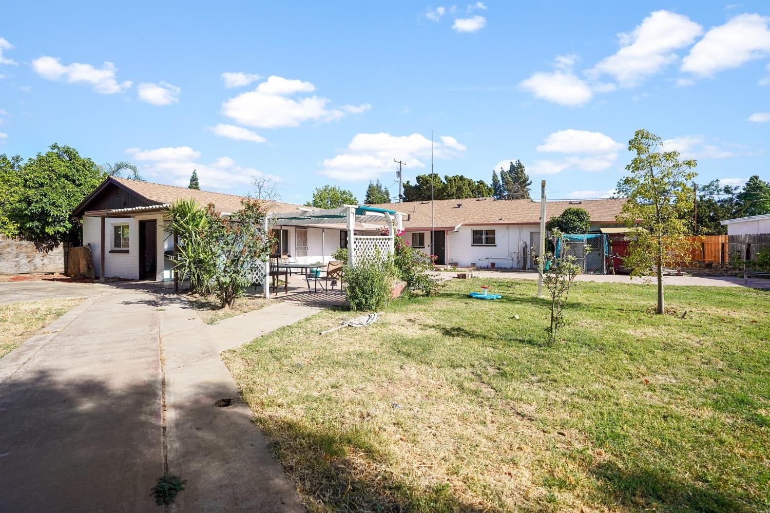 93 E Syracuse Avenue