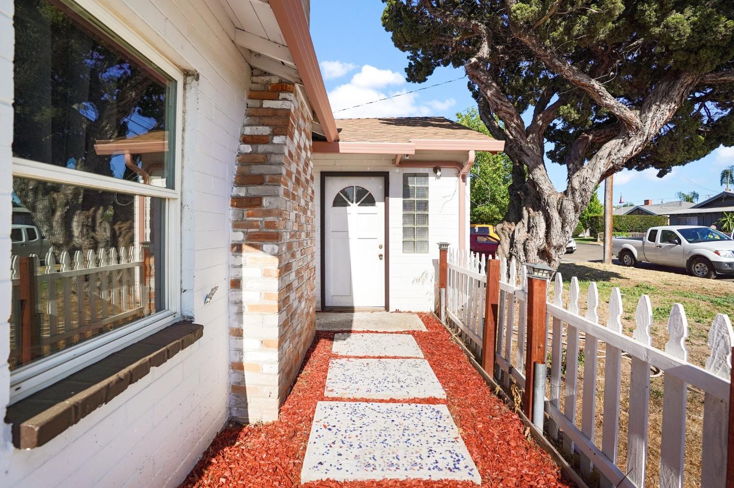 93 E Syracuse Avenue