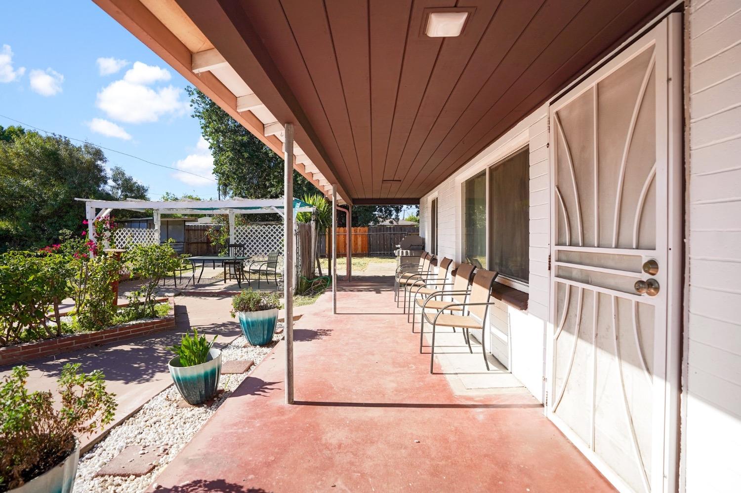 93 E Syracuse Avenue