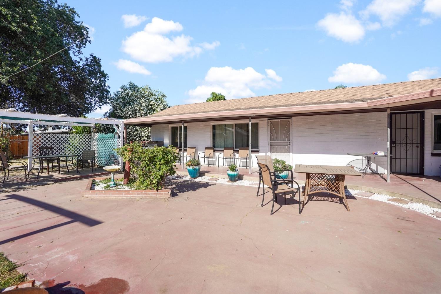 93 E Syracuse Avenue