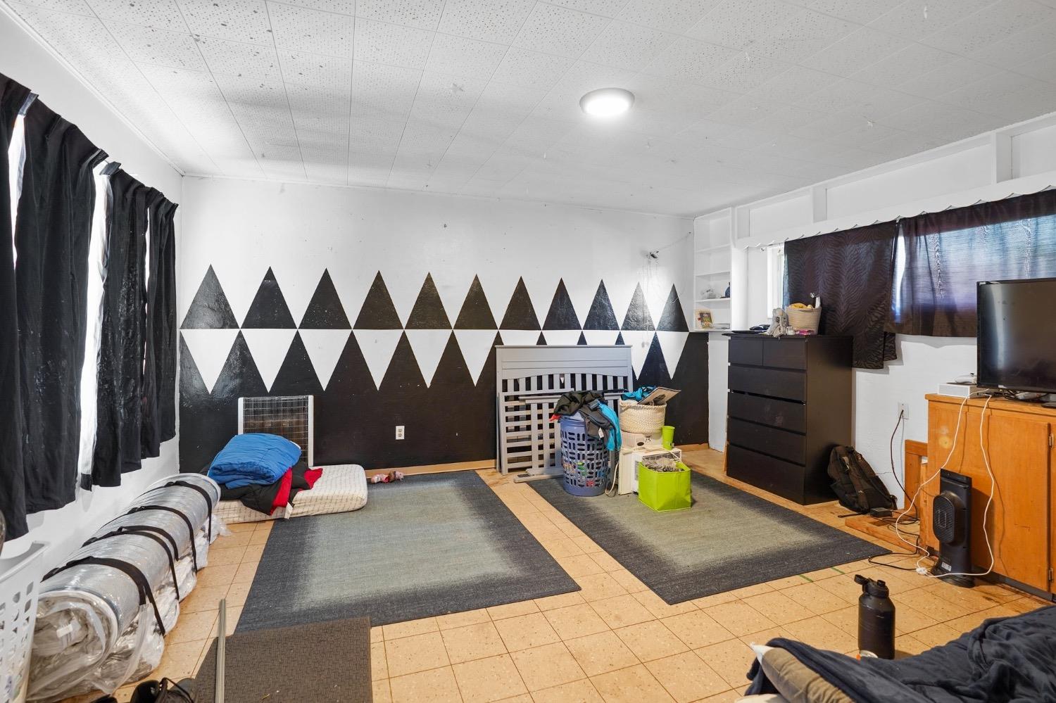 93 E Syracuse Avenue