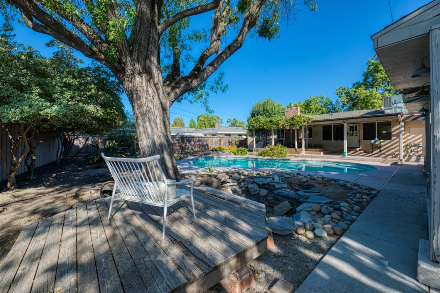 2090 El Camino Drive