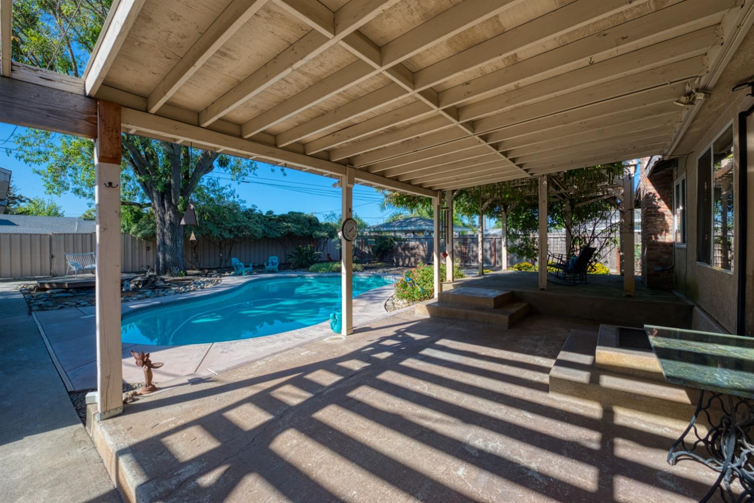 2090 El Camino Drive