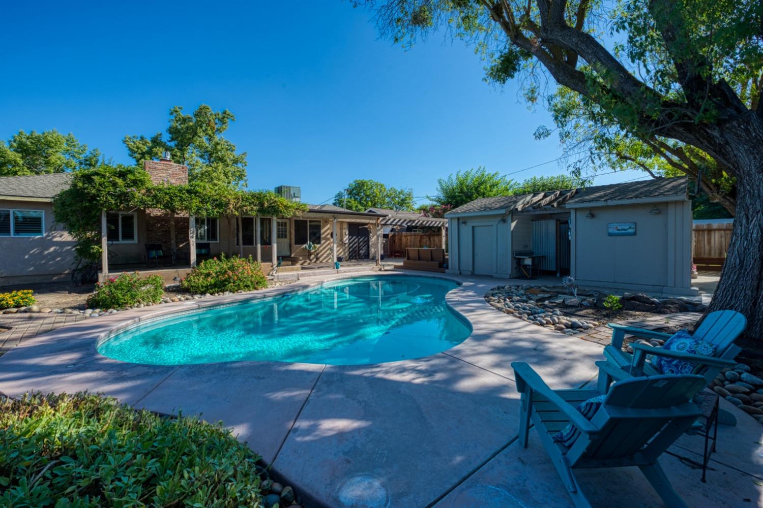 2090 El Camino Drive