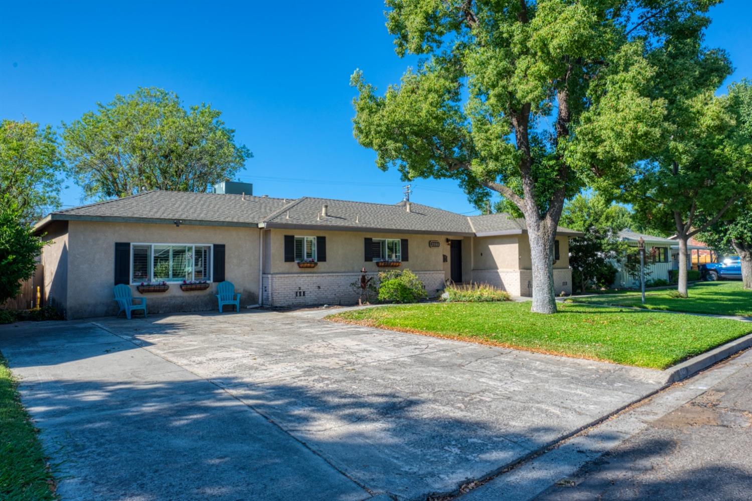 2090 El Camino Drive