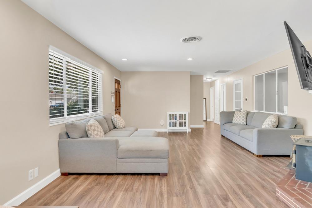 1542 Maplewood Drive