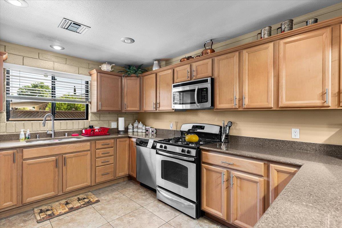 250 E Las Palmas Avenue 88