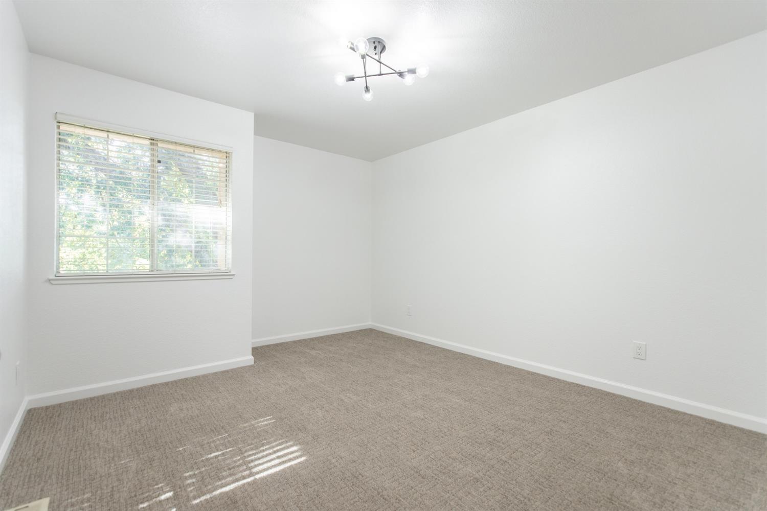 1500 Scenic Drive 12