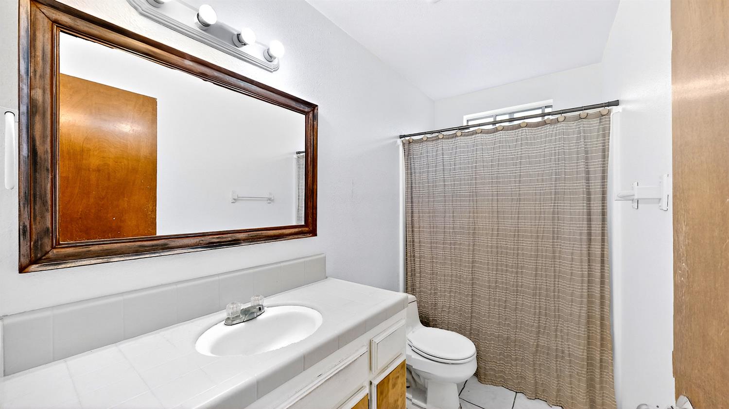 2405 NE Bucknell Street