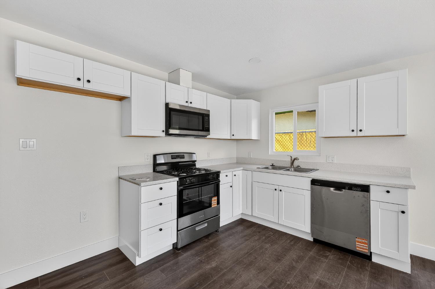 1013 W Santa Fe Avenue