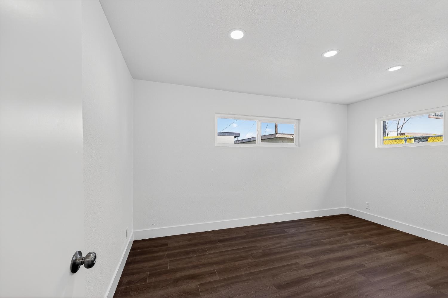 1013 W Santa Fe Avenue