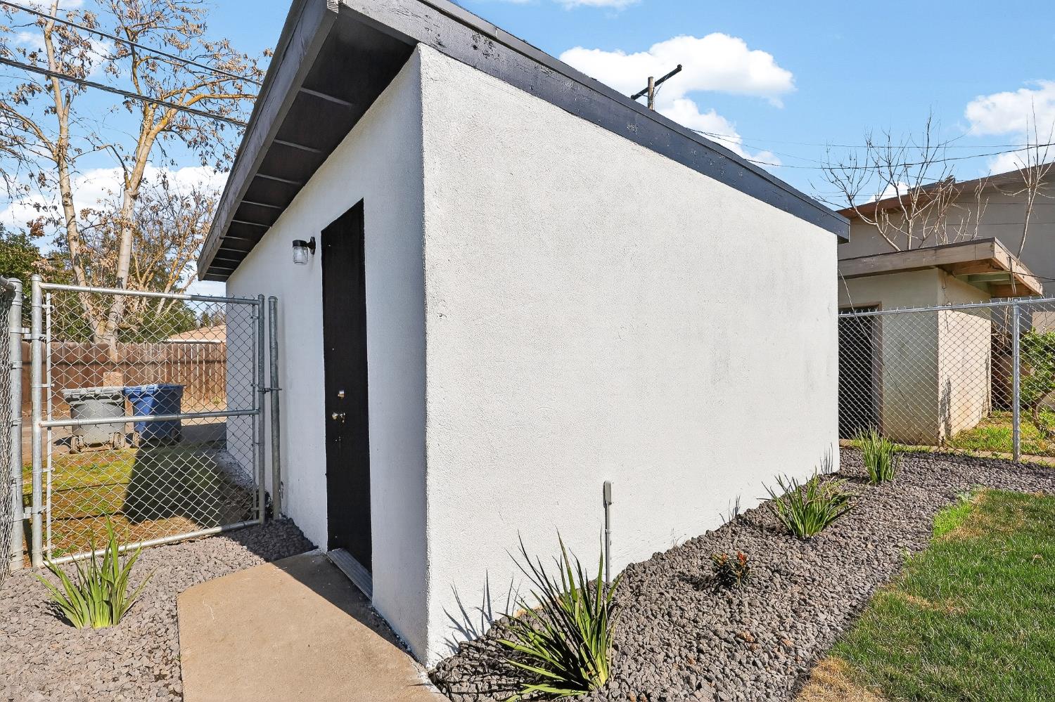 1013 W Santa Fe Avenue