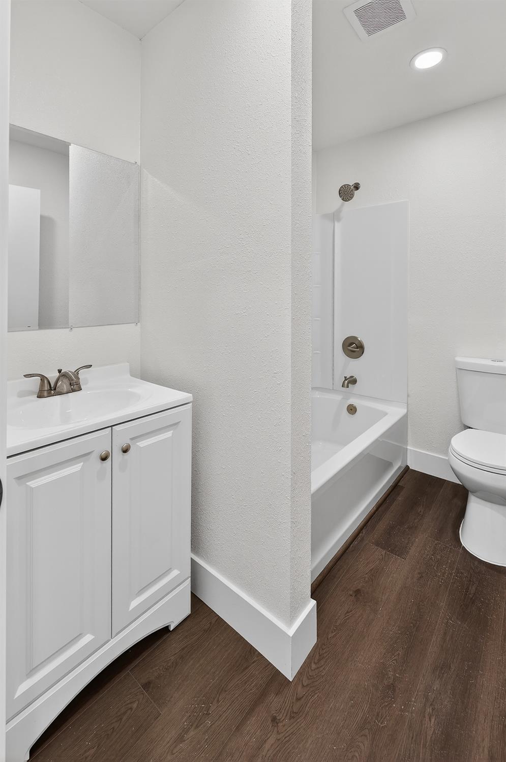 1013 W Santa Fe Avenue