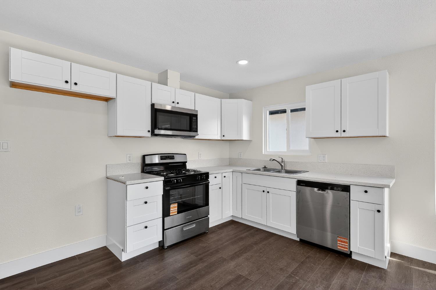 1013 W Santa Fe Avenue