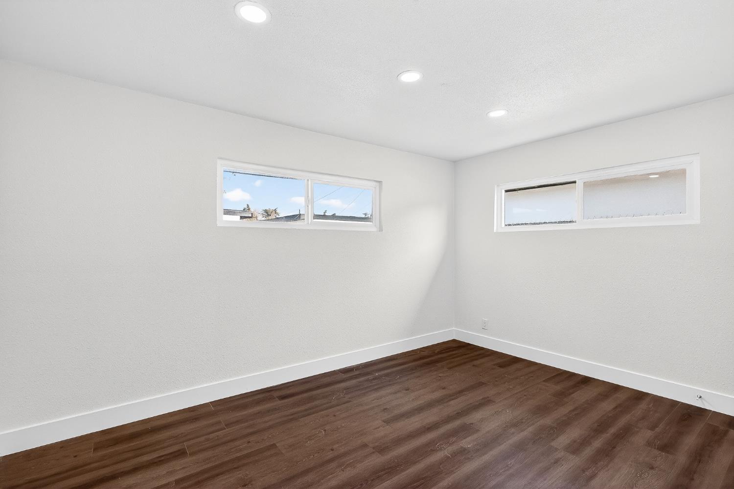 1013 W Santa Fe Avenue