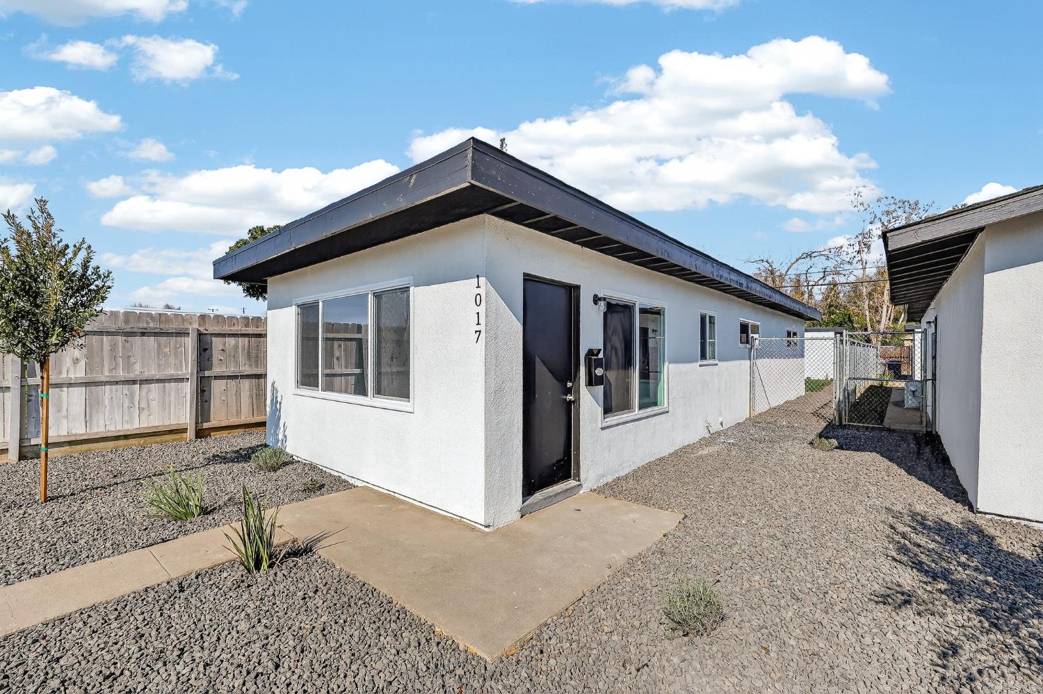 1013 W Santa Fe Avenue