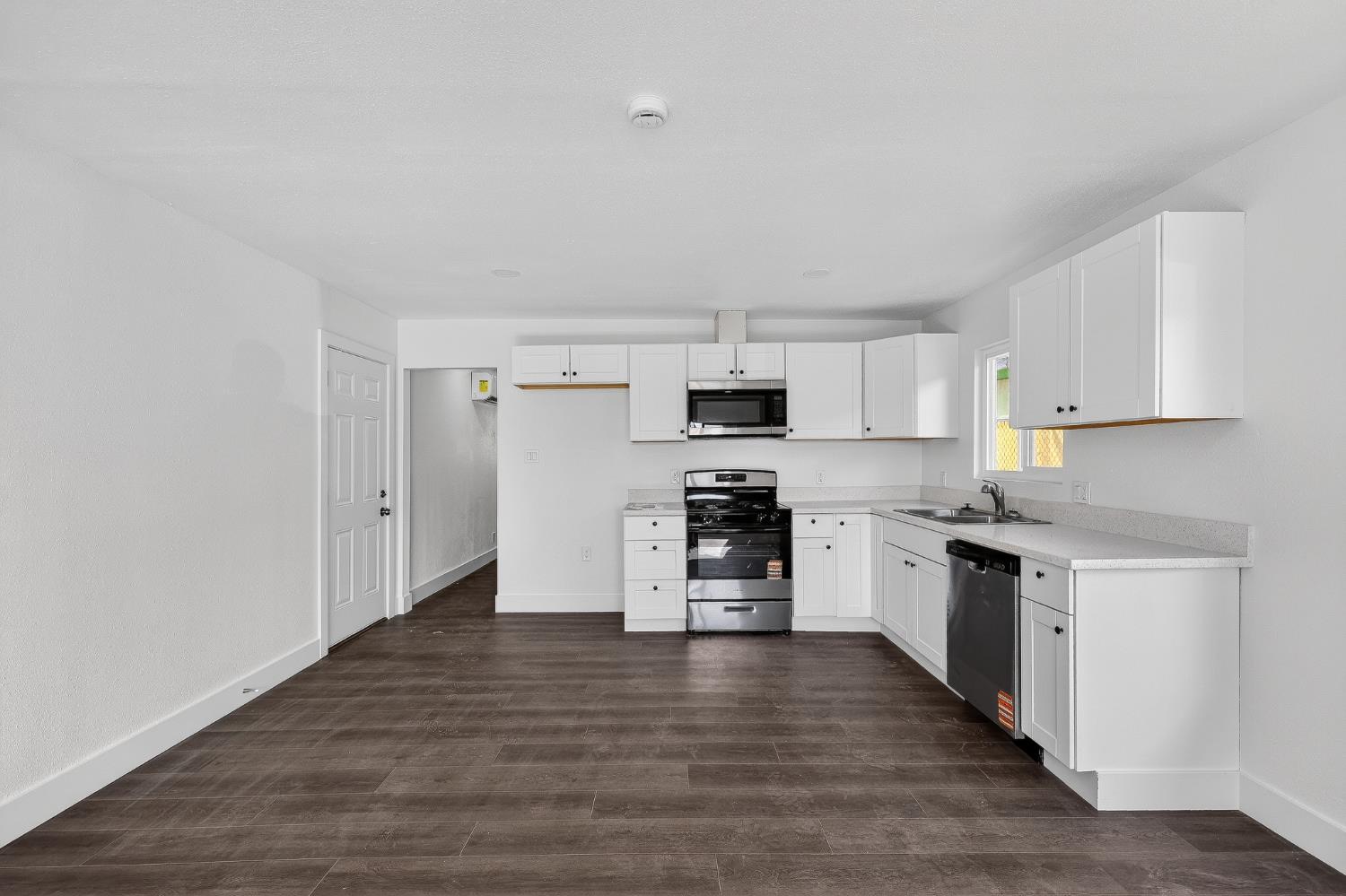 1013 W Santa Fe Avenue