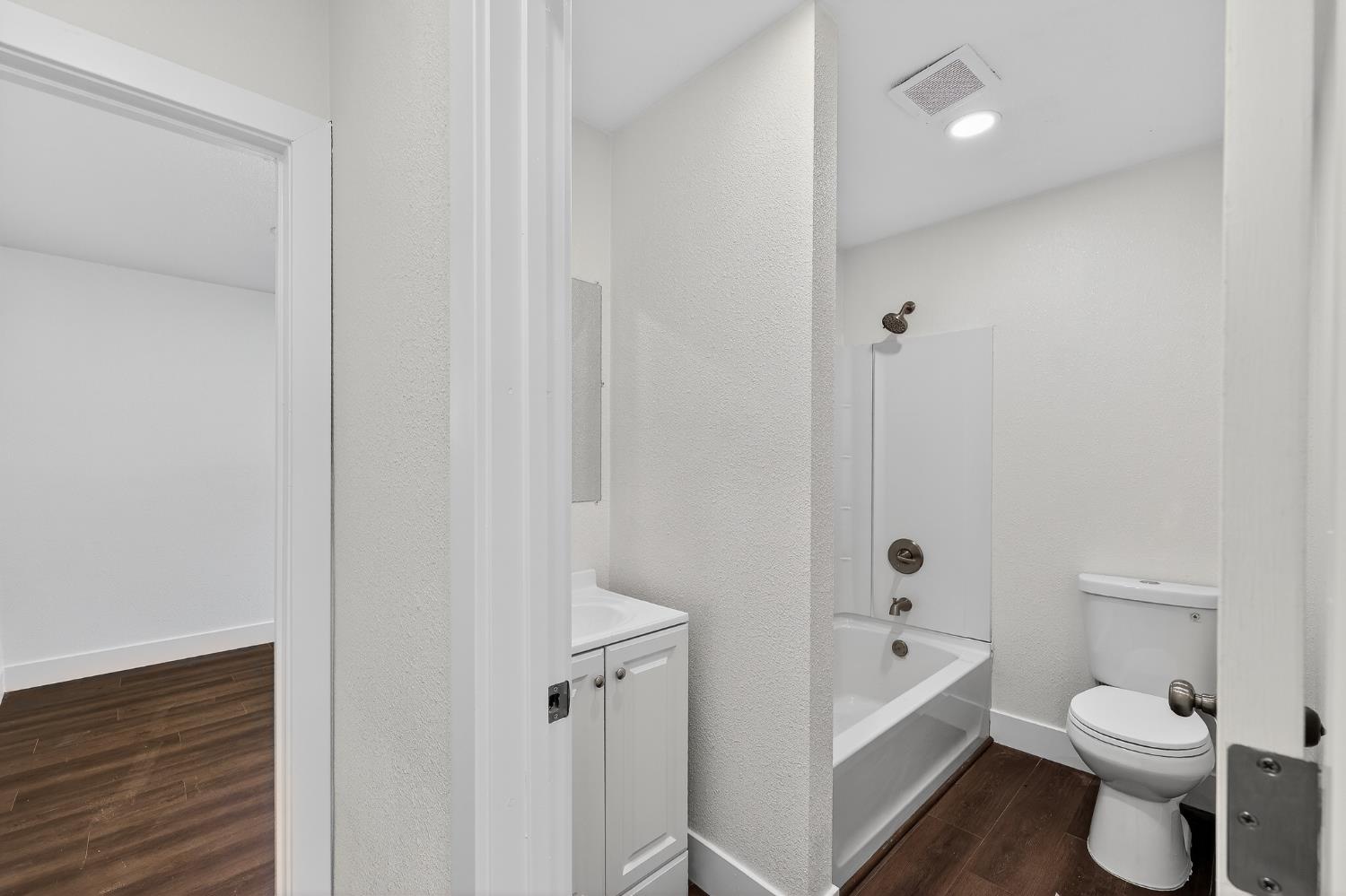 1013 W Santa Fe Avenue