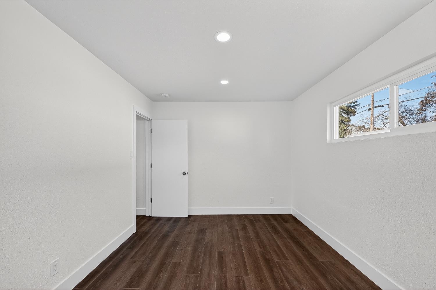 1013 W Santa Fe Avenue