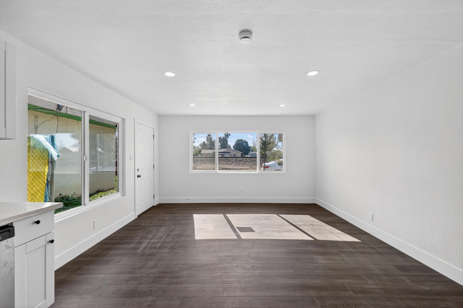 1013 W Santa Fe Avenue