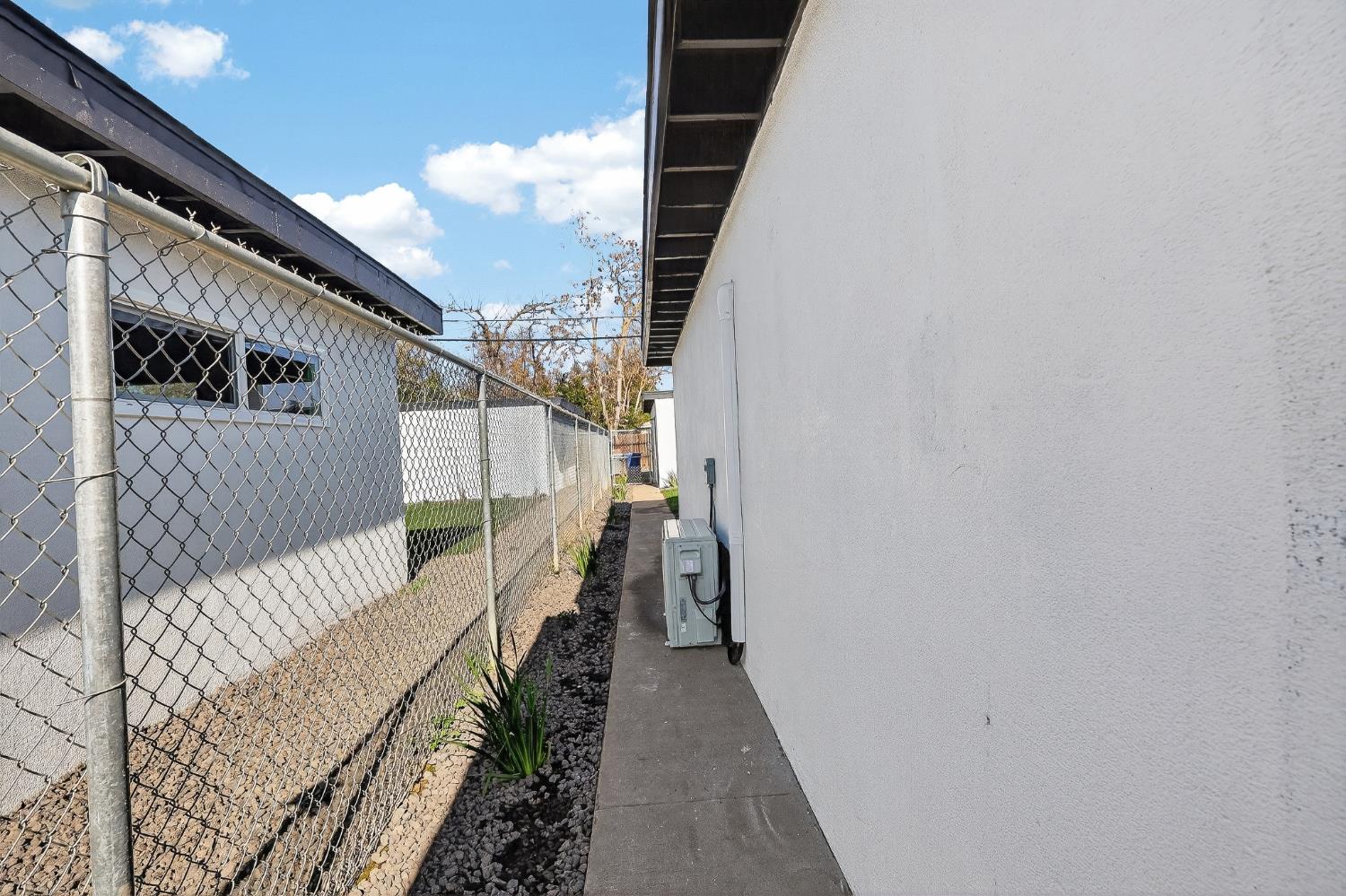 1013 W Santa Fe Avenue