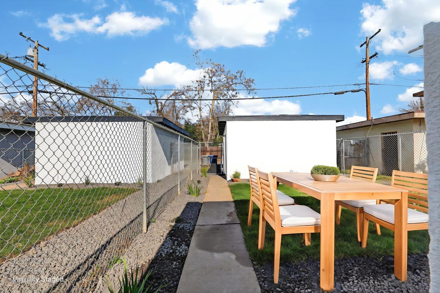 1013 W Santa Fe Avenue