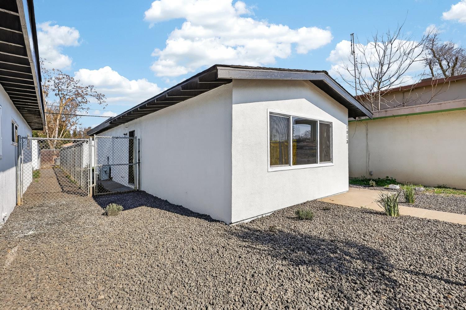 1013 W Santa Fe Avenue