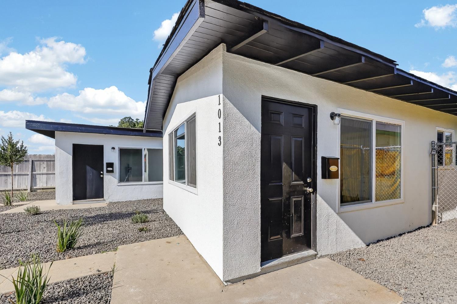 1013 W Santa Fe Avenue