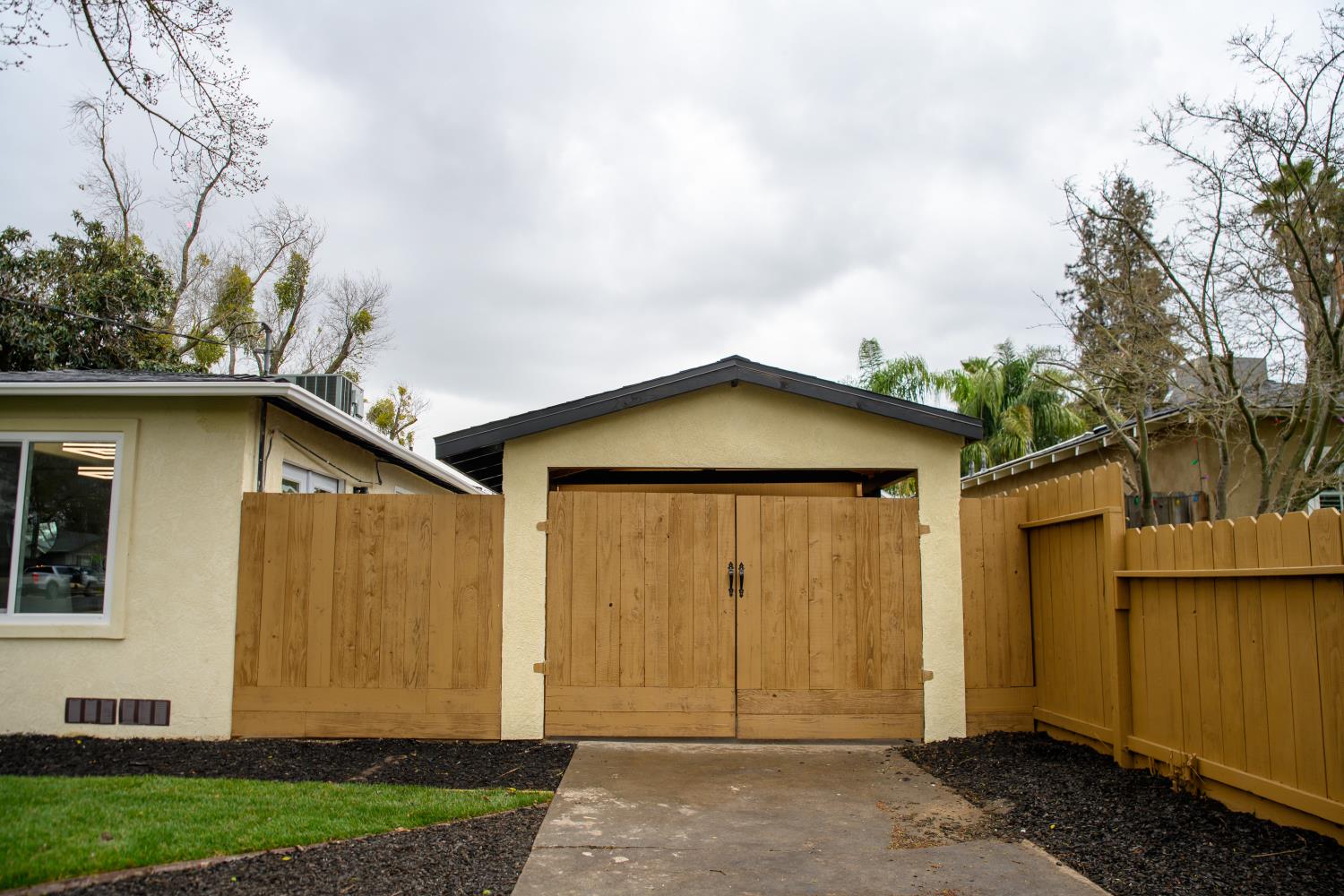 927 E Fairmont Avenue