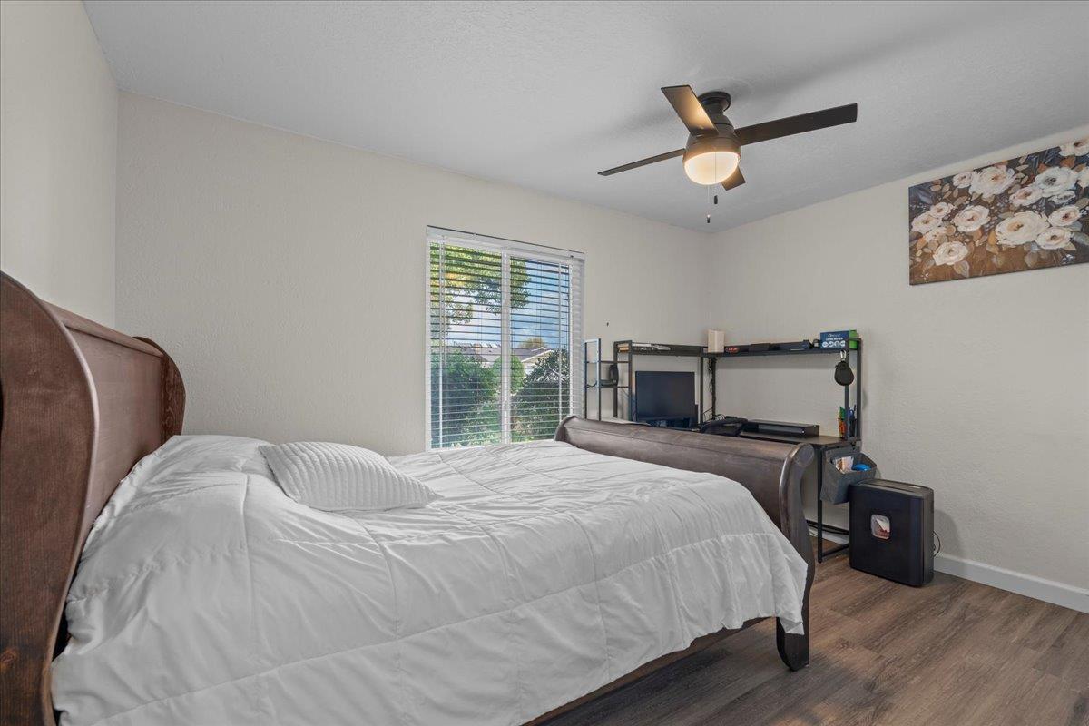 970 Goldenoak Way