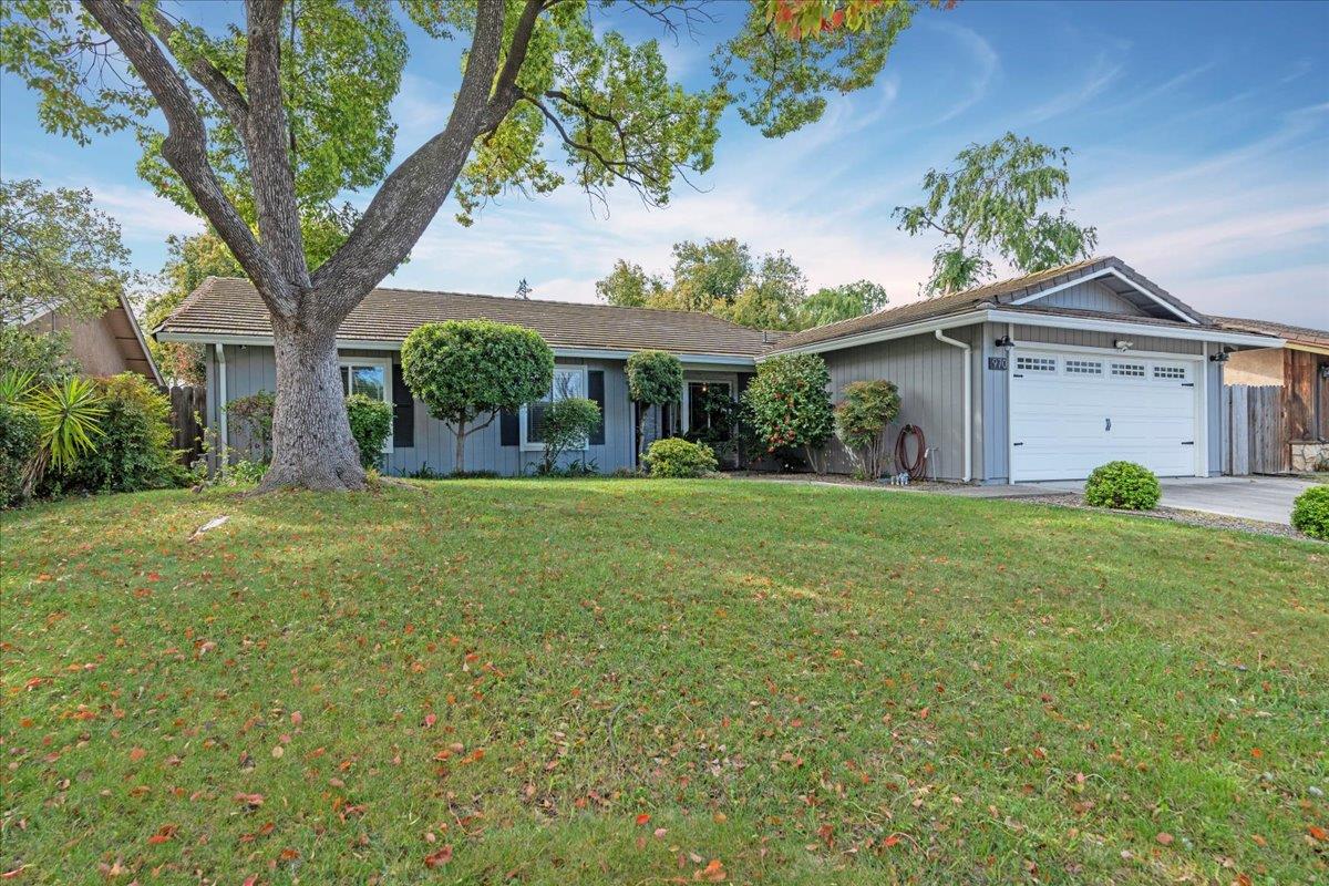 970 Goldenoak Way