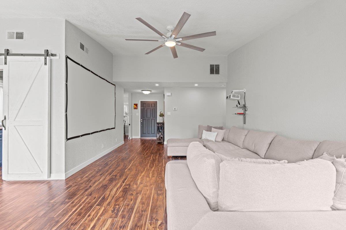 970 Goldenoak Way