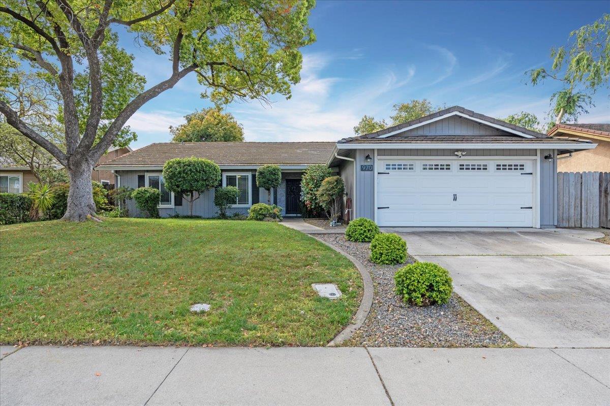 970 Goldenoak Way