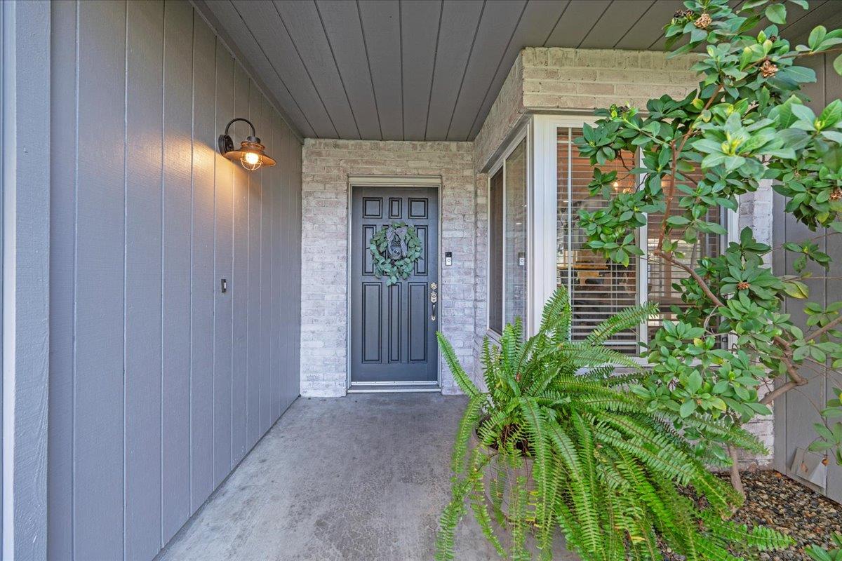 970 Goldenoak Way
