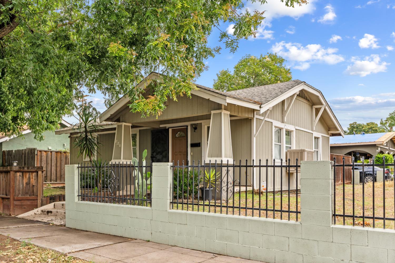 221 ALTURAS