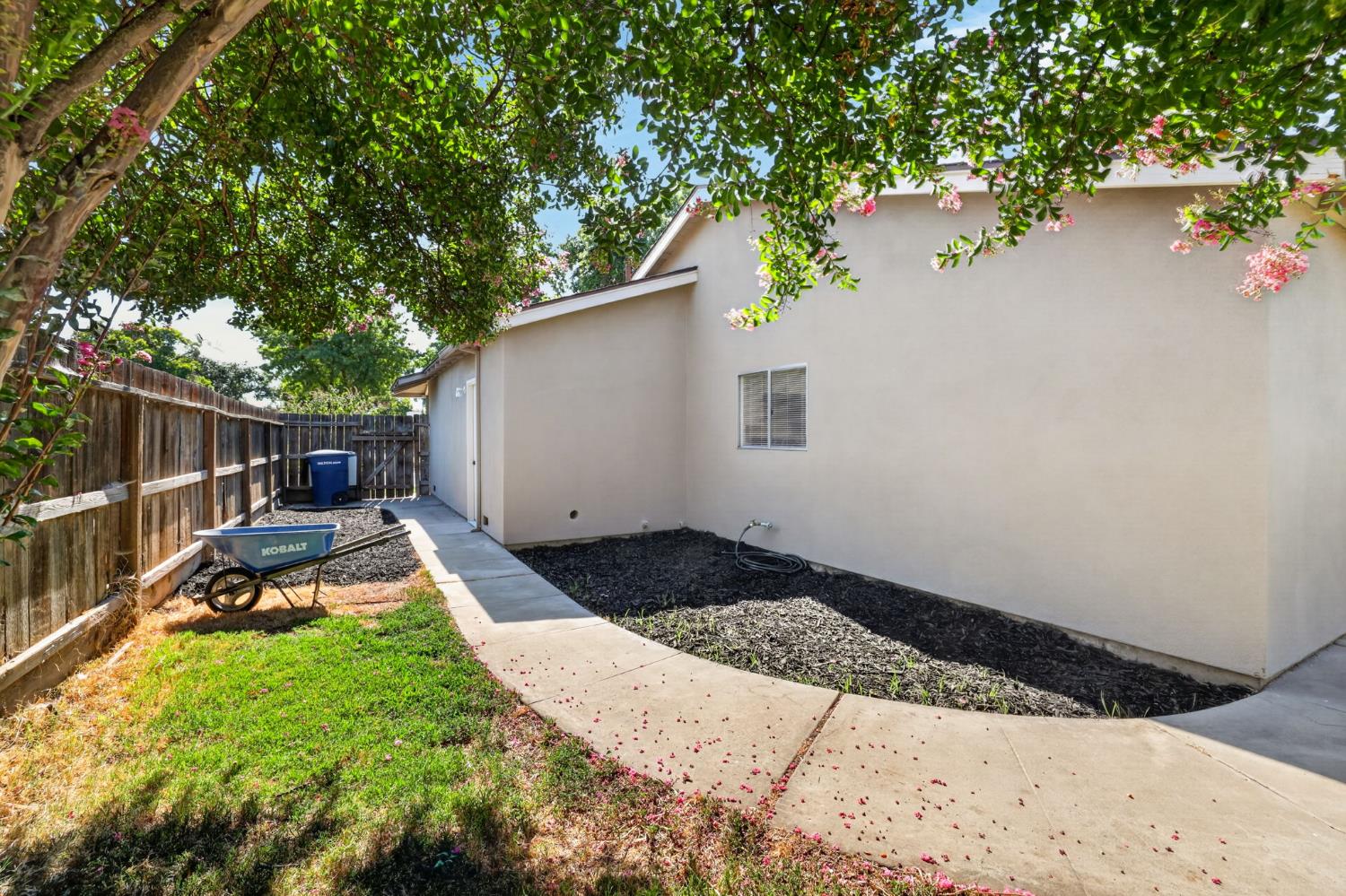 1437 Entrada Way