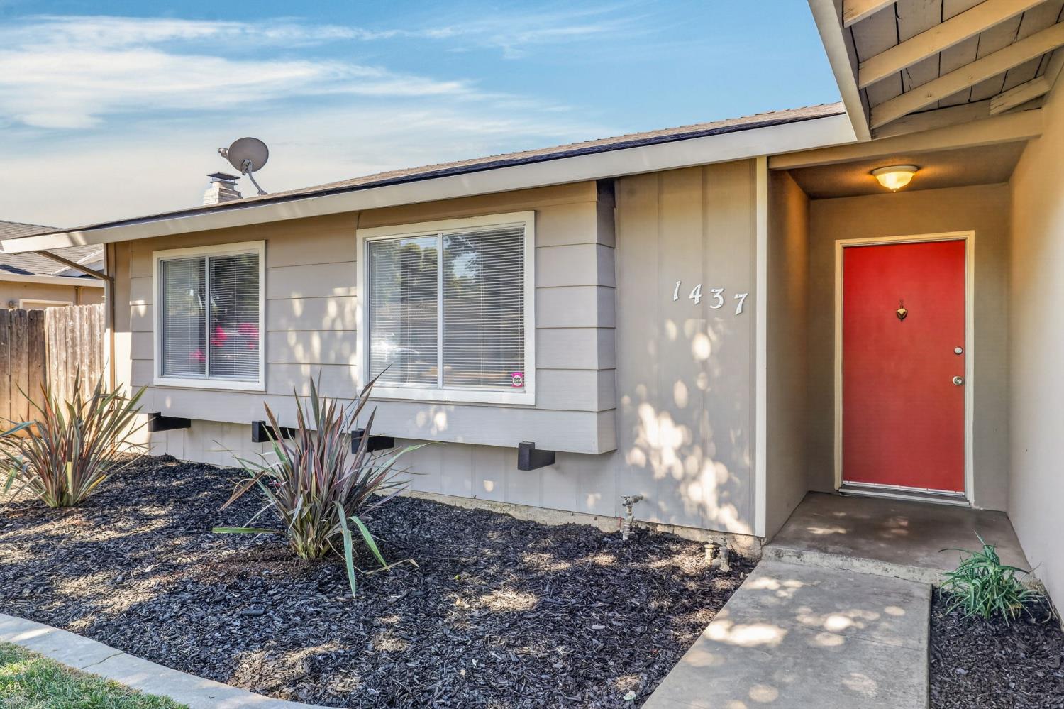 1437 Entrada Way