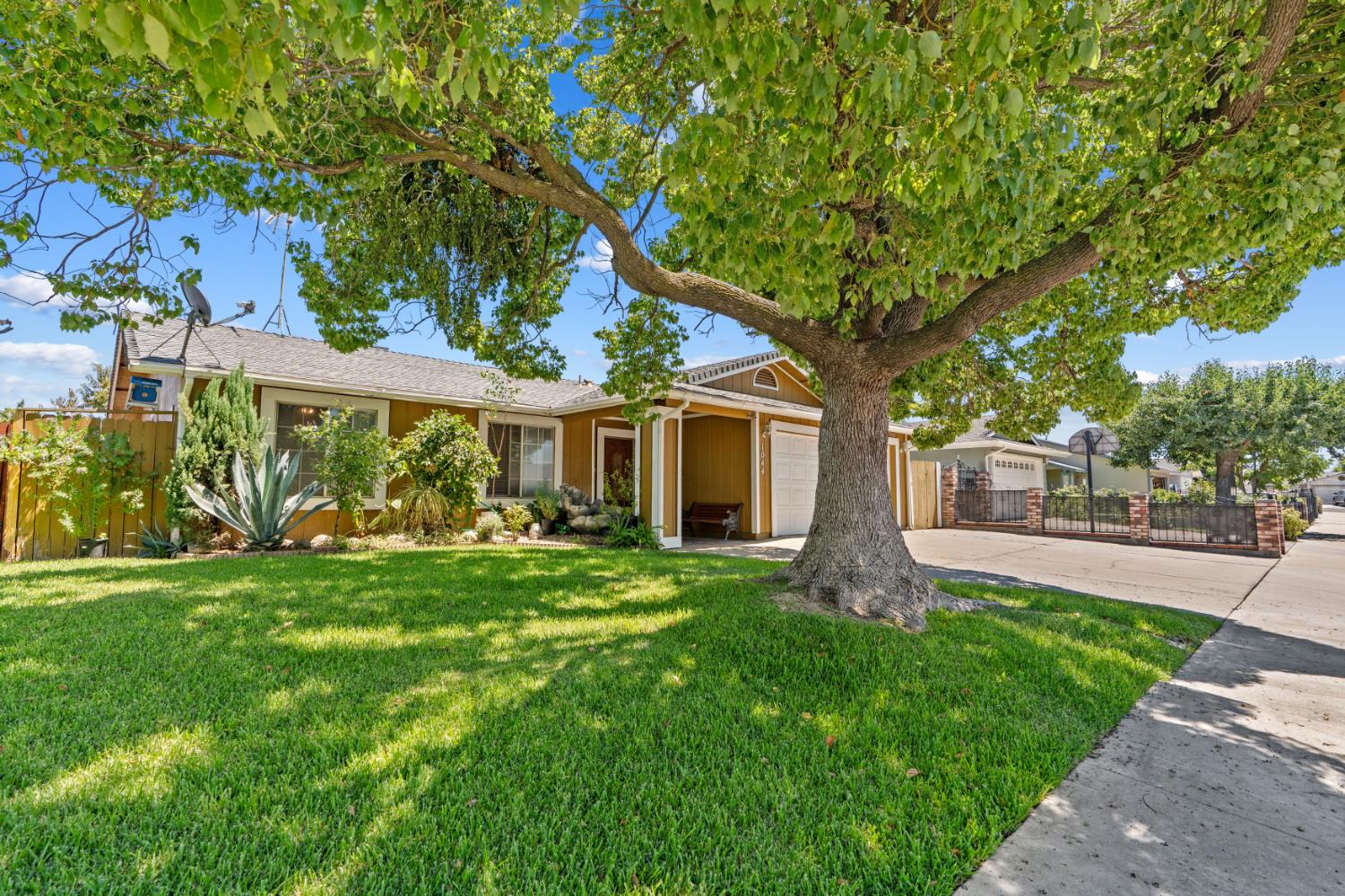 1044 Fruitbasket Lane