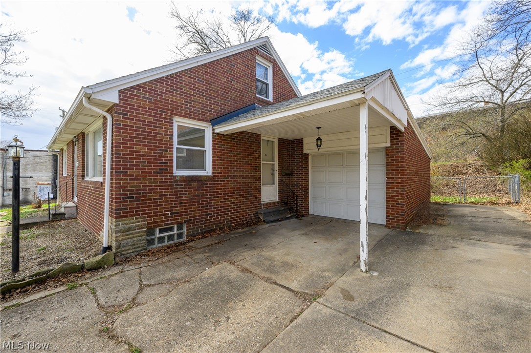 2587 Clearview Avenue