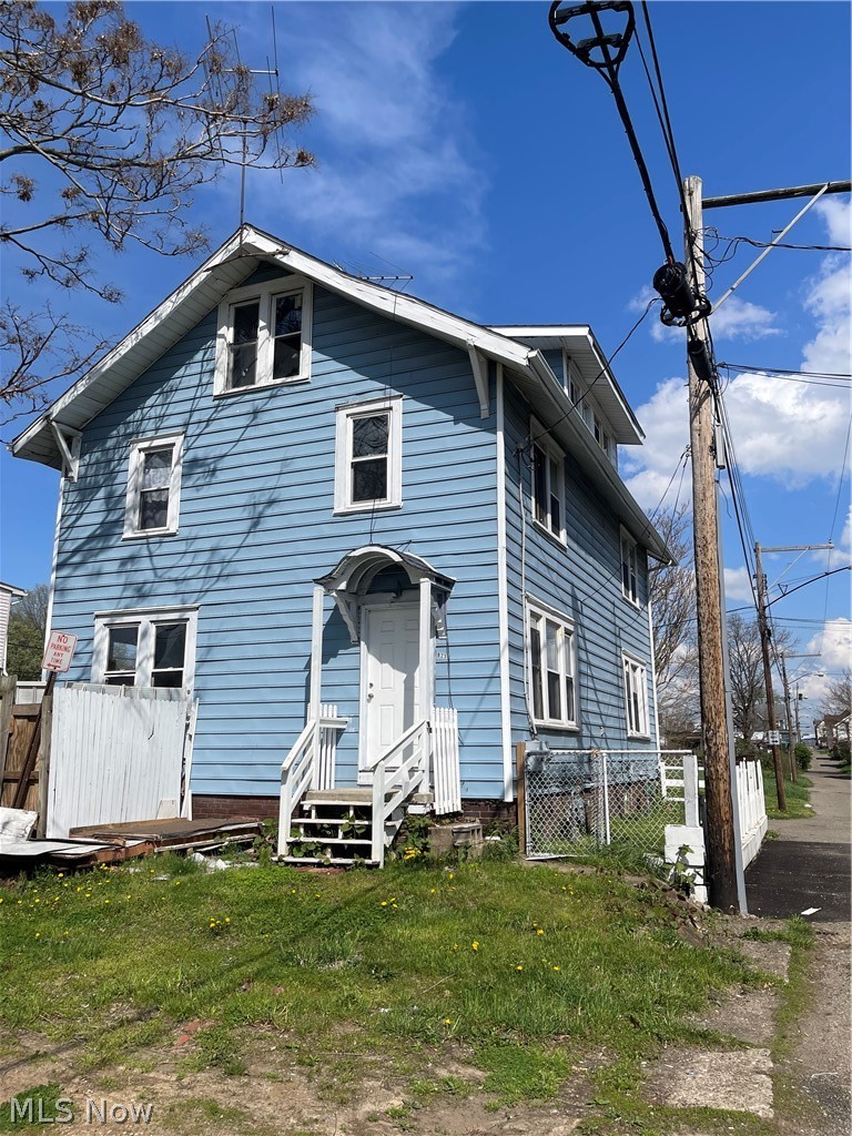 821-823 Richard Place NW