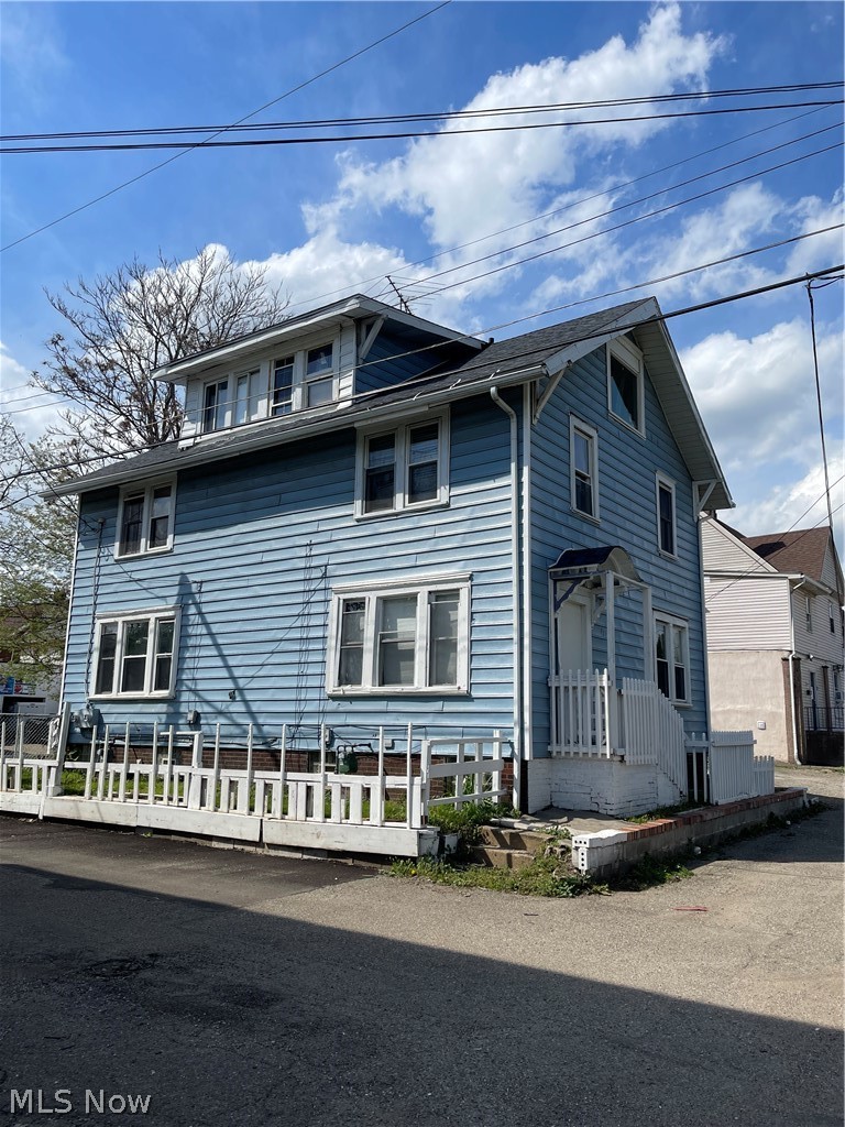 821-823 Richard Place NW