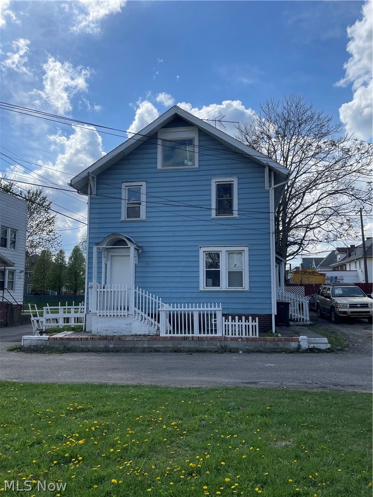 821-823 Richard Place NW