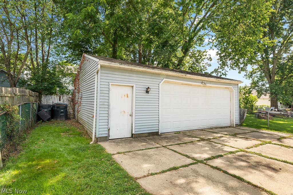 948 Saxon Avenue