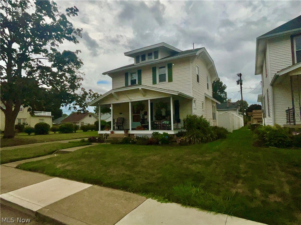 832 Rotch Avenue NE