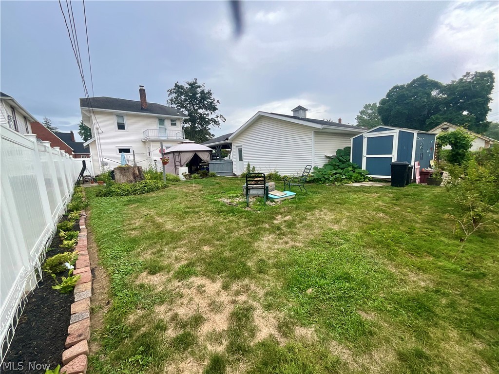 832 Rotch Avenue NE
